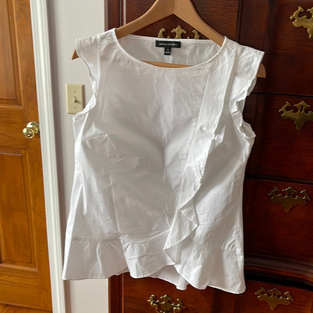 Banana republic white ruffled top Size S